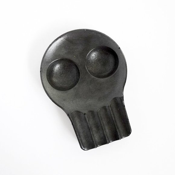 Concrete Stone Minimalist Industrial SKULL Shaped ASHTRAY 1.75" x 3.5" x 5" - Picture 2 of 3